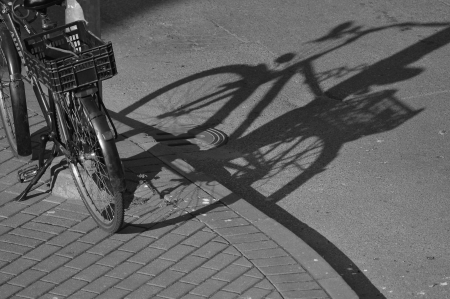 Dzērumā brauc ar velosipēdu pa Jēkabpilī naktī 