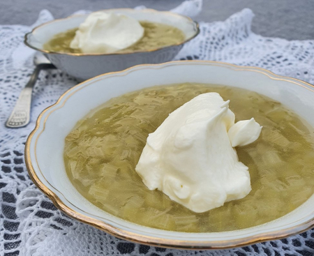 Vienkāršs un gards deserts: Rabarberu ķīselis ar putukrējumu 