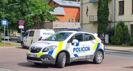 Aknīstē, plīstot kravas auto riepai, auto iebrauc pretējā joslā, notriec ceļazīmi un atduras pret kokiem