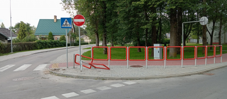 Kravas automašīna, avārējot, notriec ietves margas Jēkabpilī, Zaļā ielā