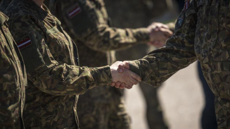 Aicina pasveicināt karavīru Latvijas armijas 106.gadadienā