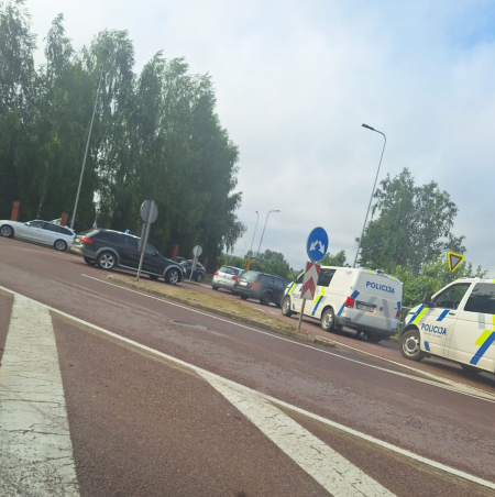 Jēkabpilī, Zīlānu ielā auto ietriecas ceļa aizsargbarjerās