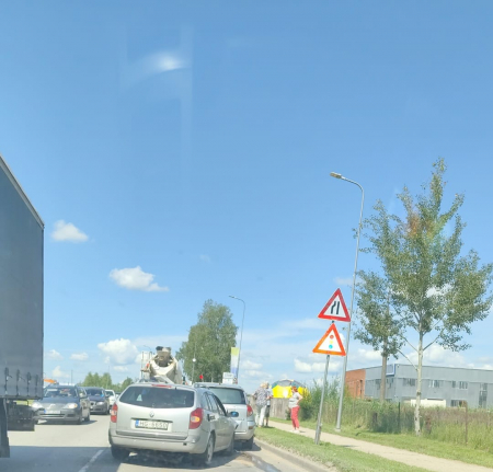 Jēkabpilī satiksmes negadījumā cietis autovadītājs, Rīgas ielā notikusi triju auto sadursme 
