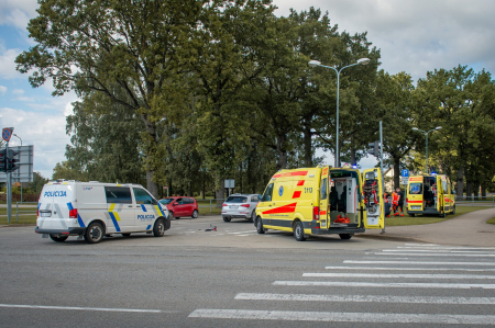 Koknesē uz gājēju pārejas notriekts bērns, Jēkabpilī satiksmes negadījumā cietis motociklists