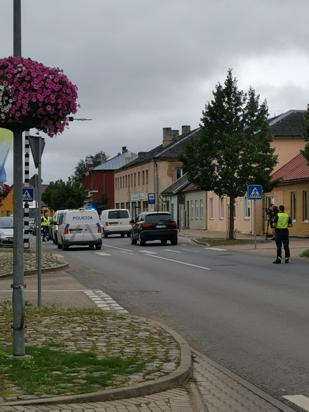 Jēkabpilī automašīnas "Subraru" vadītājs iettiecas policijas auto