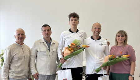 Jēkabpils novada domes priekšsēdētājs sveic sportistu Danielu Ģiedri ar bronzas medaļu augstlēkšanā