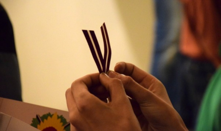 Aizsardzības ministrija aicina iedzīvotājus pie apģērba piespraust sarkanbaltsarkano lentīti