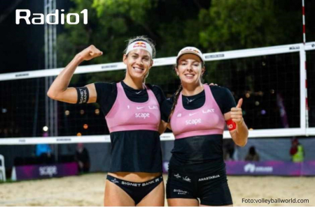 Latvijas duets Tīna GraudiņaAnastasija Samoilova Adelaidē izcīnīja zelta medaļas pasaules čempionātā pludmales volejbolā (VIDEO)