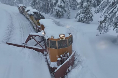 Jēkabpilī kravas auto saduras ar dzelzceļa sniega tīrāmo mašīnu
