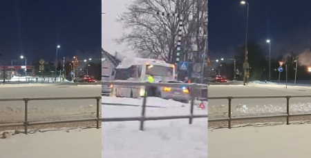 Jēkabpilī vieglās automašīnas vadītājs ietriecas satiksmes autobusā un pamet notikuma vietu