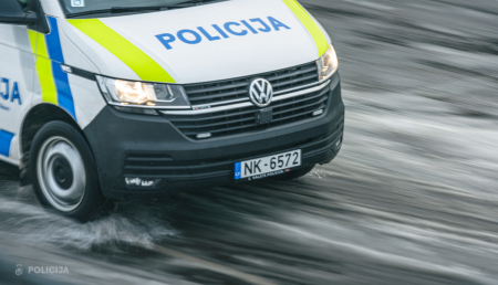 Mežāres pagastā autovadītājs nenovalda spēkratu un auto apgāžas grāvī