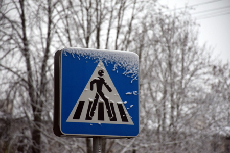 Jēkabpilī uz gājēju pārejas uzbrauc gājējai