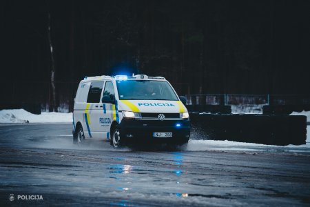 Jēkabpilī autovadītājs notriec ceļazīmi, Salā  saskrienas trīs automašīnas