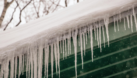Līvānu novada pašvaldība aicina savlaicīgi notīrīt sniegu, ledu un lāstekas no ēku jumtiem