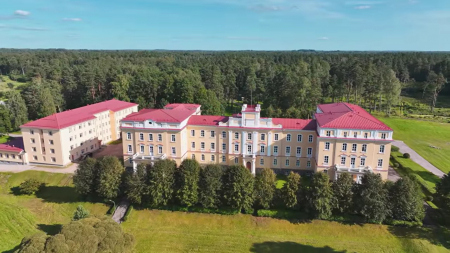 Lūgšanu brokastīs Aglonas Katoļu ģimnāzijā vāks ziedojumus skulptūrai "Satikšanās" Preiļos