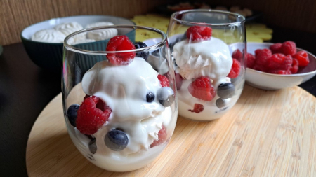 Svētku dienai - kārtainais zefīra deserts ar ogām