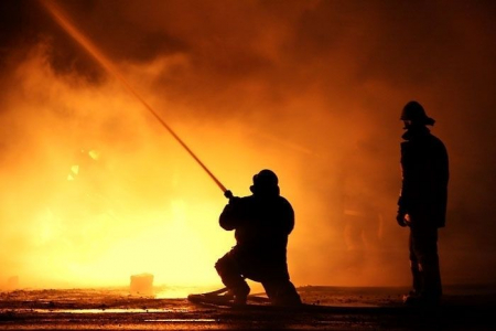 Līvānos dzēš paaugstinātas bīstamības ugunsgrēku, deg 10 garāžas 