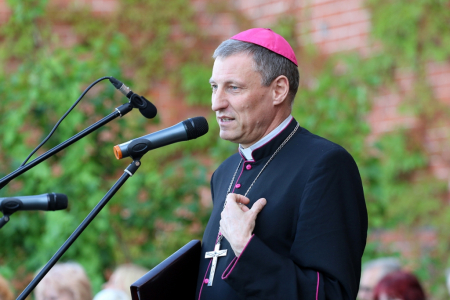 Arhibīskaps Stankevičs Lieldienu dievkalpojumā norāda uz paškaitējuma pieaugumu bērnu un jauniešu vidū