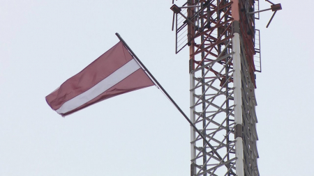 Valsts augstākajos sakaru torņos, arī Viesītē, Preiļos un Līvānos, pacelti valsts karogi