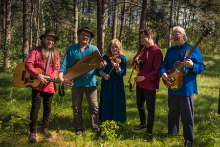 Sēlijas Tūrisma tirgū muzicēs postfolkloras grupa “Iļģi”