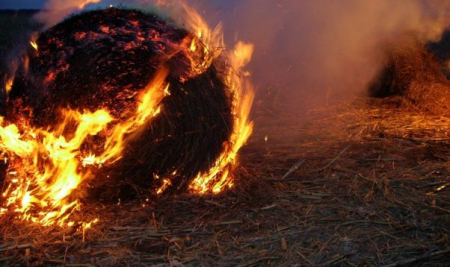 Koknesē dzēš degošu ekskavatoru, Rubenes pagastā – siena ruļļus