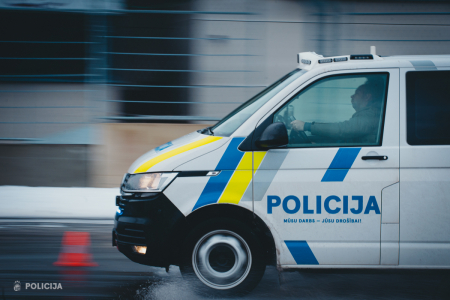 Vīrietis Līvānos izraisa satiksmes negadījumu un vicinās ar ierocim līdzīgu priekšmetu