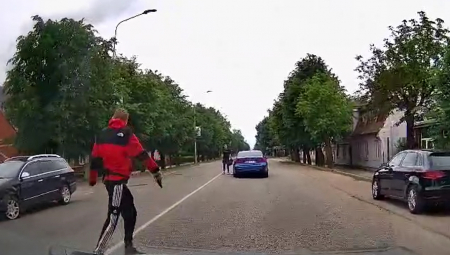 Aizturēts ceļu satiksmes negadījumu Līvānos izraisījušais vīrietis, kurš vicinājās ar ierocim līdzīgu priekšmetu (VIDEO)