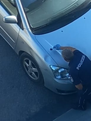 Jēkabpilī, Auseklīša ielā bars jauniešu dauza un lēkā pa stāvēšanai novietotām automašīnām