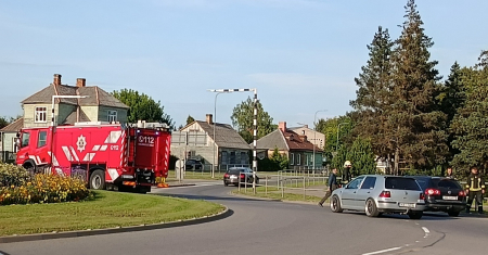 Jēkabpilī “Volkswagen” saduras ar VUGD “Scania”
