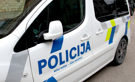 Dignājas pagasta Vandānos autovadītāja netiek galā ar spēkratu un ietriecas pieturā