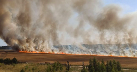 Brīvdienās dzēsts degošs auto Asarē, dārza māja Līvānos un labības rugāji Preiļos